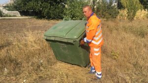В Днепре коммунальщики ежедневно ремонтируют мусорные баки, которые разрушают горожане