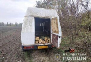 На Днепропетровщине полицейские остановили подозрительный грузовик