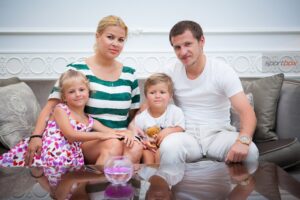 Футболист Александр Алиев с семьей