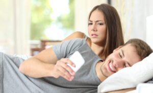 annoyed-woman-next-to-texting-man-660x400