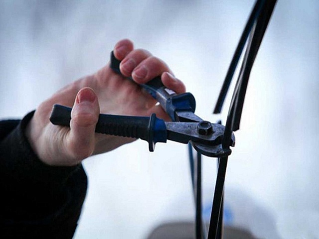 вырезали кабель полицейские