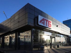 Коронавирус в Днепре: кассиров АТБ одели в защитные шлемы (Фото)