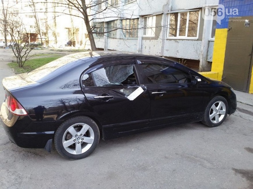 фото 056.ua, бросить камень в авто