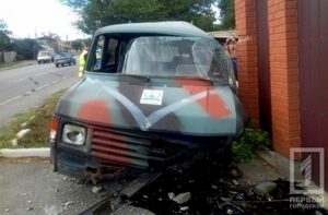 фото http://1tv.kr.ua, фургон &quot;Ford&quot; врезался в забор