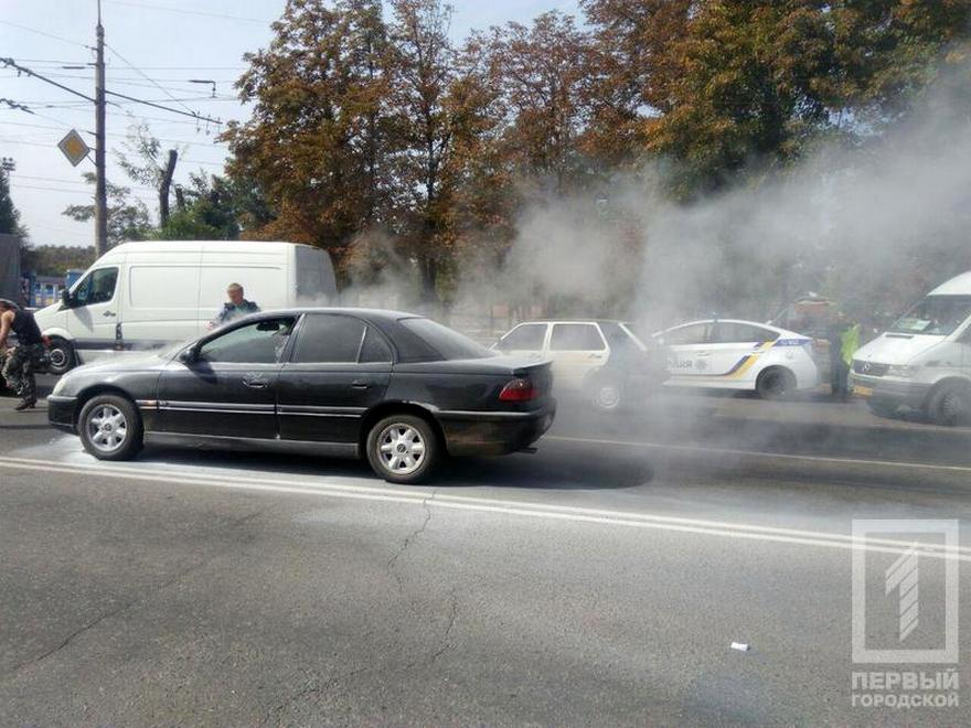 фото http://1tv.kr.ua, автомобиль загорелся на ходу