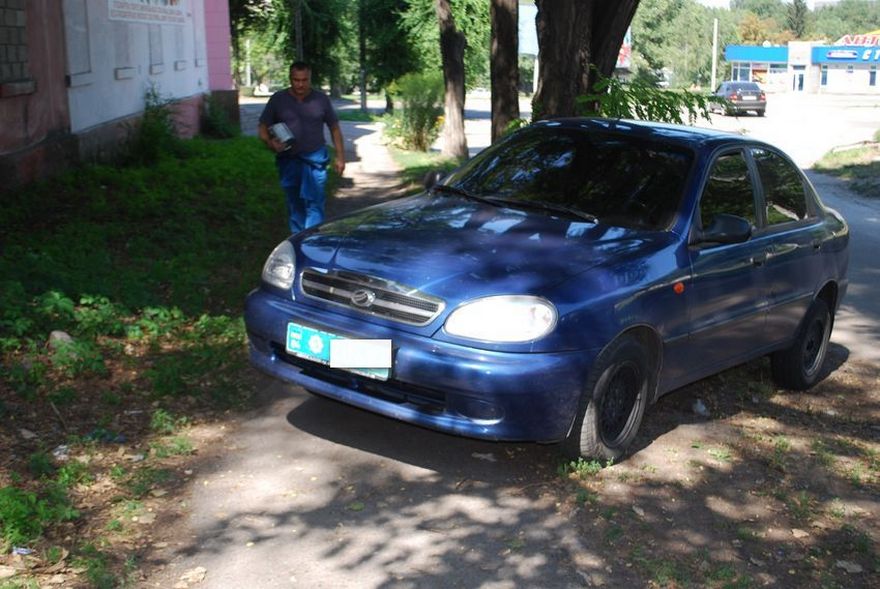 автомобиль полицейских на тротуаре, фото http://sobitie.com.ua