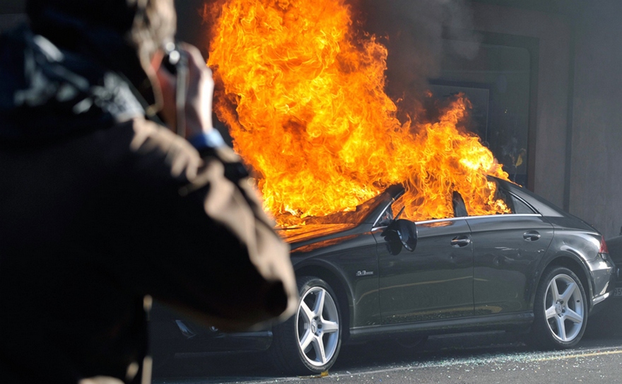 горит автомобиль, фото из открытых источник