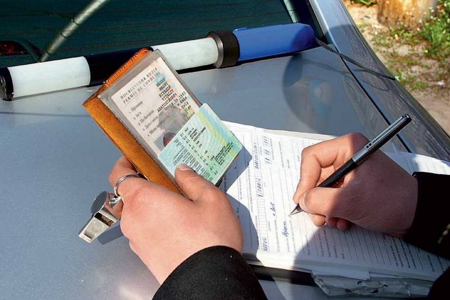 проверка документов на автомобиль, фото из открытых источников