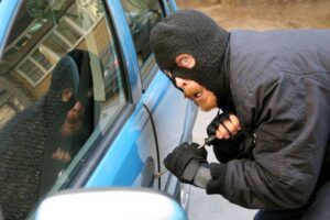 В Днепре орудовали вооруженные автоворы