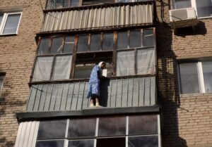 женщина на балконе, фото из открытых источников