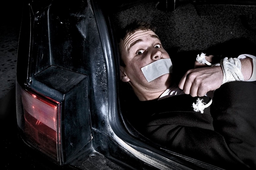 связанный парень в багажнике авто, фото из открытых источников