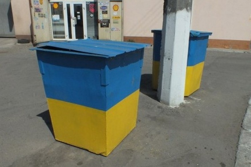 В Днепре мужики на мусорном баке перевозили ворованные трубы