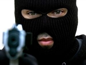 мужчина в балаклаве с пистолетом