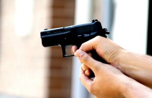 стрелять из пистолета, фото из открытых источников