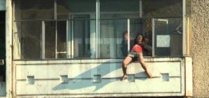 женщина на балконе, фото из открытых источников