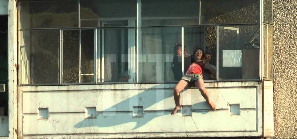 женщина на балконе, фото из открытых источников