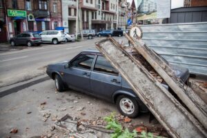 фото https://informator.dp.ua, балкон обвалился на автомобиль