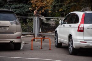 фото https://informator.dp.ua, парковочные барьеры в Днепре