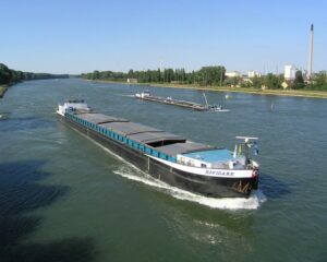 фото agronews.ua, баржа