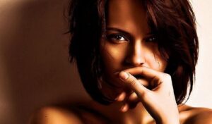 beauty-beautiful-beauty-eyes-face-female-girl-hair-hand-lovely-people-photography-pretty-she-woman-480x640-1-750x440_0