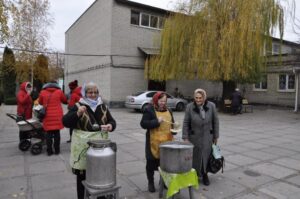 Угощают горячими обедами