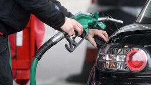 заправлять автомобиль