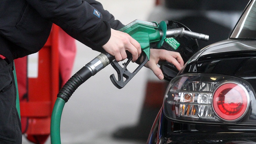 заправлять автомобиль