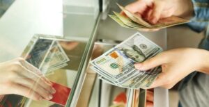 Доллар упал, а евро пошел вверх: курс валют на 17 декабря