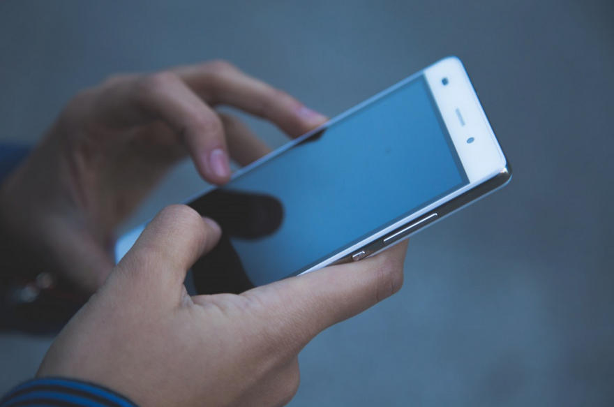 телефон в руке, фото из открытых источников