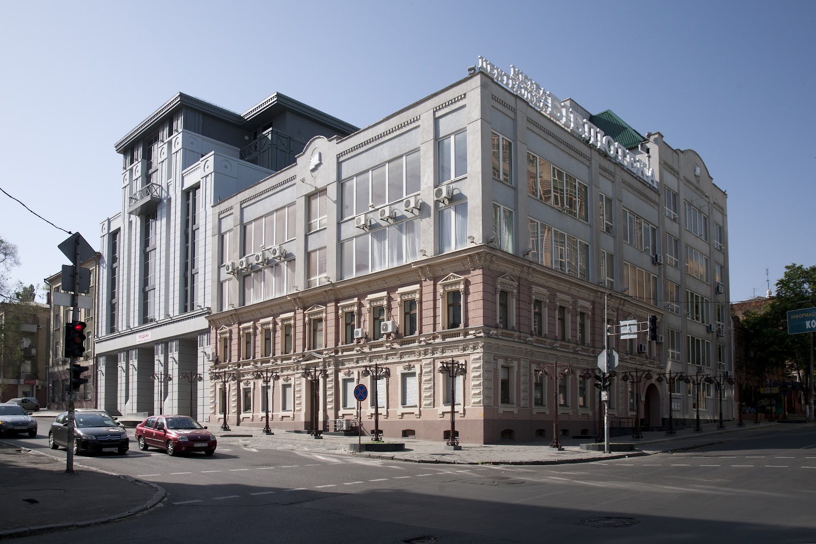 biblioteka_na_uglu_ulic_lenina_i_ulicy_komsomolskoy
