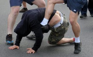 избить парня, фото из открытых источников