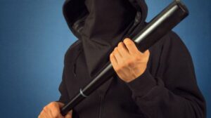 бита в руках мужчины, фото из открытых источников