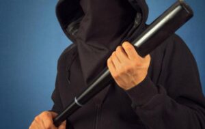 мужчина с битой, фото из открытых источников