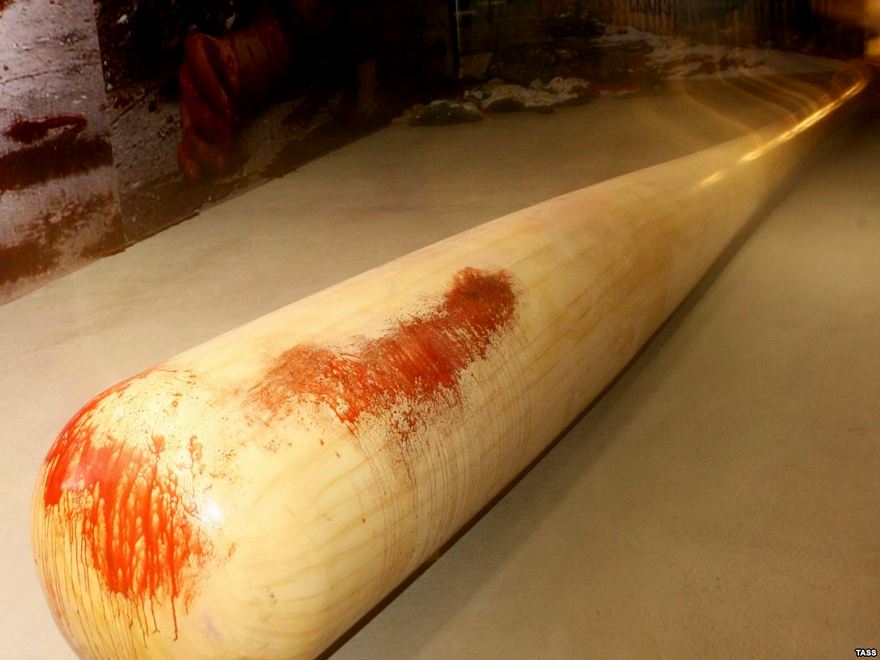 бита в крови, фото из открытых источников