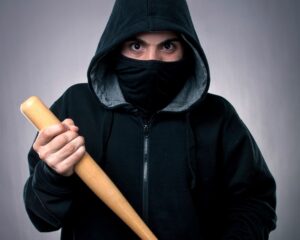 мужчина в маске, фото из открытых источников