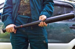 мужчина с битой, фото из открытых источников