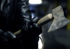 Требовал водку и угрожал взорвать гранату: вооруженный мужчина проник в частный дом