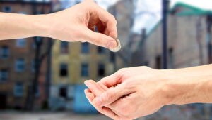 Кандидатов в президенты призывают воздержаться от "благотворительности"