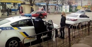 скриншот видео, неправильная парковка