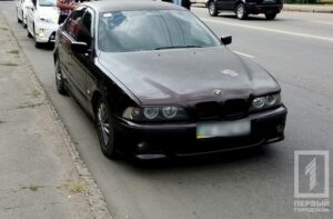 водитель на «BMW» зацепил девушку на пешеходе