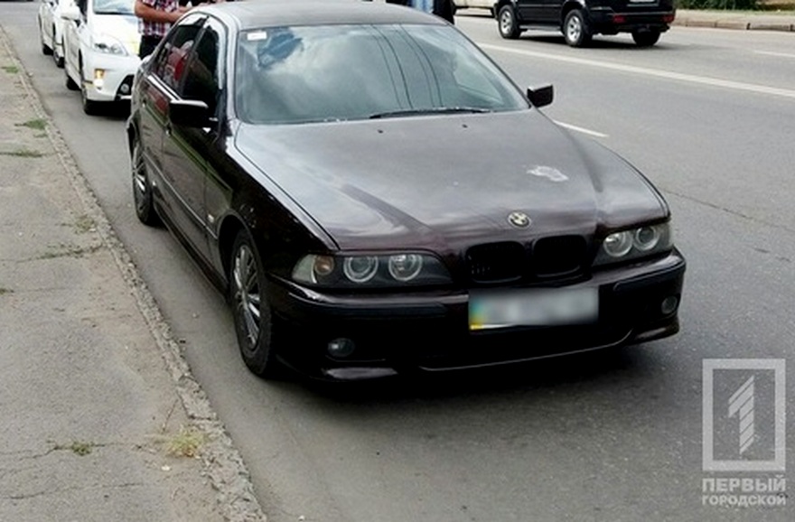 водитель на «BMW» зацепил девушку на пешеходе