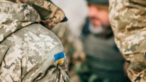 В Днепр доставили бойца с ранением глаза и бедра