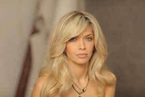“Я офигенная. Простите”: Брежнева позировала в салоне авто (фото)