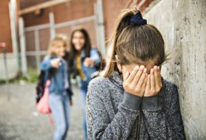 В школе Днепра затравили избитую девочку и ее родителей