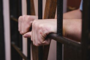 Под Днепром подсудимый пытался устроить бунт в здании суда