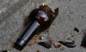 Грабитель с бутылкой напал на женщину