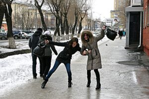 Как уберечься от травм во время гололеда: советы днепрянам
