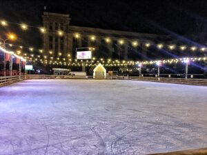 В Днепре открыли новогодний каток: график работы и цена (фото)