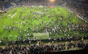 Болельщики сорвали матч Лиги Европы, устроив вакханалию на поле