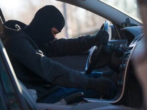 Двое криворожан избили мужчину и засунули его в багажник